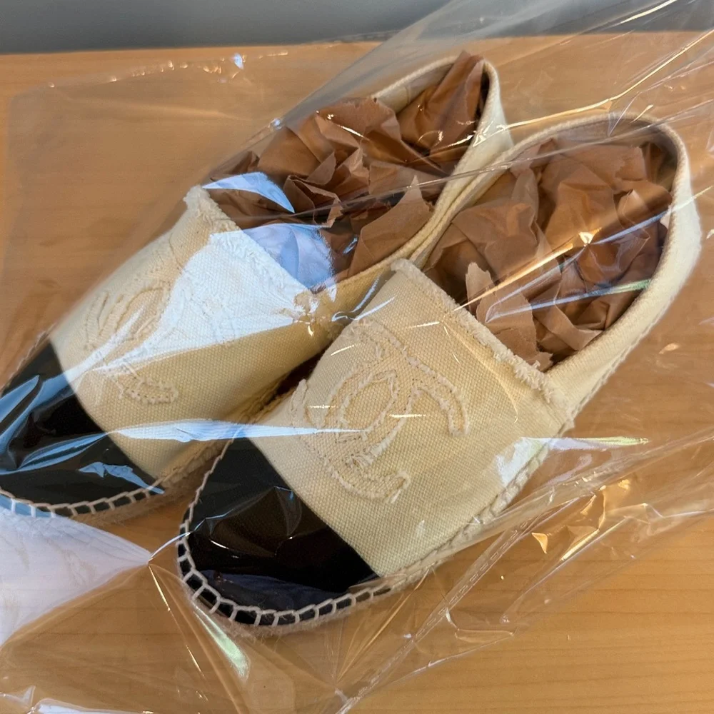 CHANEL Two-Tone Espadrilles in Black and Cream - Picture 3 of 11